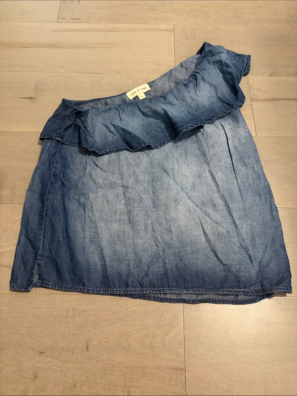 Cloth & Stone Like New One-Shoulder Ruffle Chambray Top